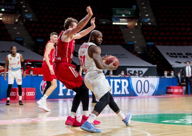 都充满了悬 都充满了悬